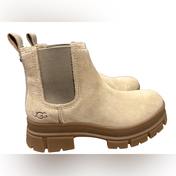 UGG®
Women's Ashton Waterproof Lug-Sole Chelsea Boots
Size: 5.5, Taupe - Picture 4 of 13